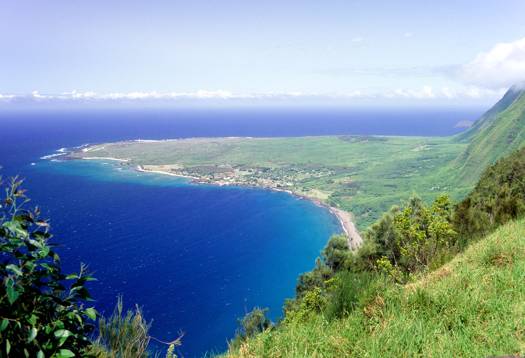 sandy-beach-with-dark-brown-sand-the-ocean-in-hawaii-s